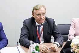 Олег Мельниченко на ПМЭФ встретился с гендиректором КамАЗа Сергеем Когогиным Олег Мельниченко на ПМЭФ встретился с гендиректором КамАЗа Сергеем Когогиным