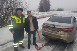 Под Пензой сотрудники ГИБДД помогли вытащить автомобиль из «снежного плена»