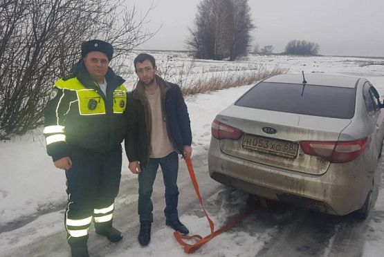 Под Пензой сотрудники ГИБДД помогли вытащить автомобиль из «снежного плена»