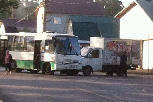 В Ахунах столкнулись пассажирский автобус и «Газель»