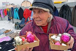 В Пензе на барахолке продают ретро-игрушки и Дедов Морозов из папье-маше В Пензе на барахолке продают ретро-игрушки и Дедов Морозов из папье-маше