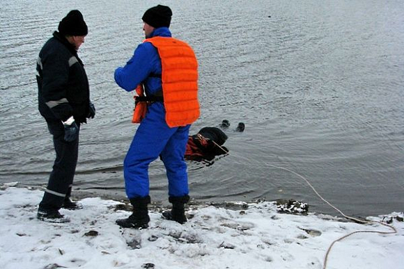 В Пензе из Суры спасатели достали утонувшего мужчину