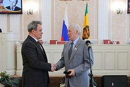 Валерий Лидин вручил Почетный знак Законодательного Собрания Анатолию Аникееву Валерий Лидин вручил Почетный знак Законодательного Собрания Анатолию Аникееву