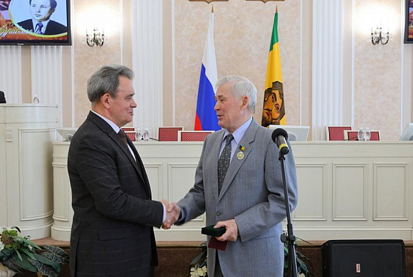 Валерий Лидин вручил Почетный знак Законодательного Собрания Анатолию Аникееву