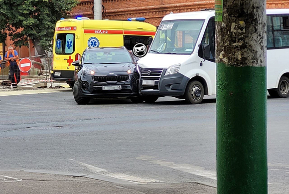 В Пензе маршрутка врезалась в легковой автомобиль