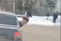 В Пензе нашли водителя автомобиля, из которого высовывалась полуобнаженная девушка В Пензе нашли водителя автомобиля, из которого высовывалась полуобнаженная девушка