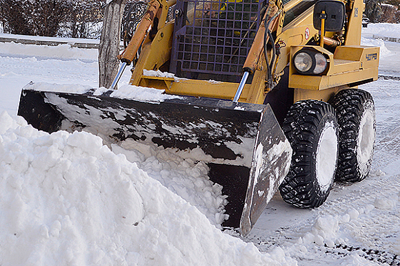 В Пензе со снежными завалами на дорогах борются 83 единицы техники