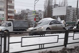 На пр. Строителей иномарка вылетела на разделительную полосу На пр. Строителей иномарка вылетела на разделительную полосу