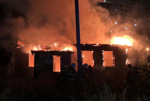 В Пензе на Маресьева горящий дом тушили 24 пожарных