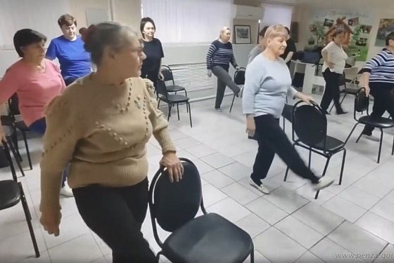 Пенсионеры Первомайского района занимаются суставной гимнастикой