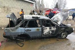 Около Мокшана на трассе опрокинулась фура, в Кузнецке сгорел ВАЗ
