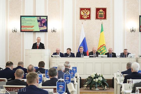 Олег Мельниченко выступил в Заксобре с отчетом о развитии региона в 2025 