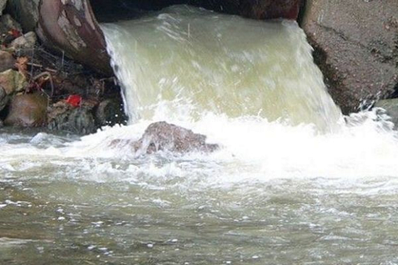 В Мокшане канализационные стоки попадали в реку