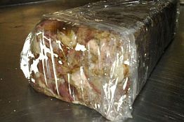 В Пензе 50-летняя работница цеха похитила 18 упаковок мяса из свиных голов В Пензе 50-летняя работница цеха похитила 18 упаковок мяса из свиных голов