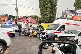 В центре Пензы столкнулись два автомобиля такси