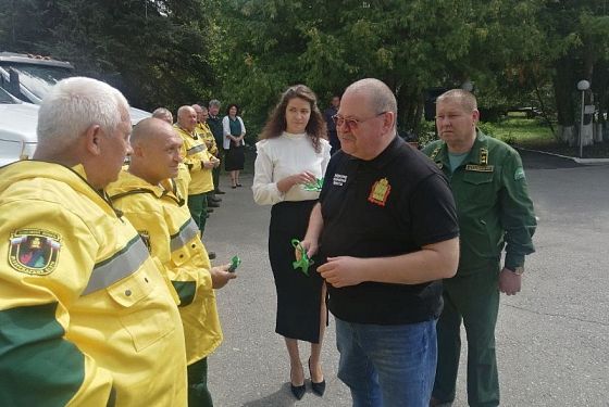 Олег Мельниченко вручил новую лесопожарную технику 