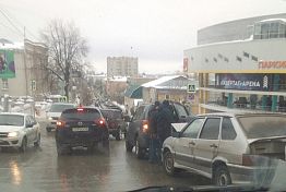 В Пензе на ул. Кураева столкнулись Suzuki и Lada