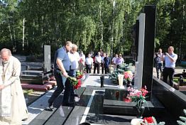 В Пензе почтили память экс-губернатора Василия Бочкарева В Пензе почтили память экс-губернатора Василия Бочкарева