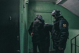 Два зареченца напугали мужчину, ломая дверь его квартиры