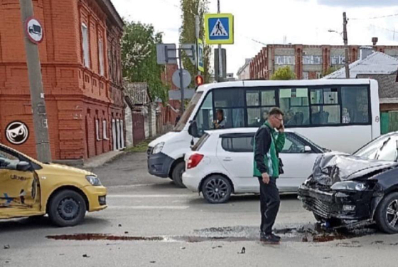 В центре Пензы в ДТП пострадали две иномарки 