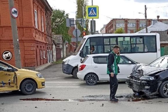 В центре Пензы в ДТП пострадали две иномарки 
