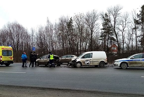 Водители сообщили о пострадавших в ДТП у Монтажного