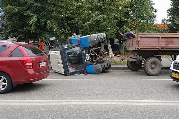 В Пензе на ул. Суворова перевернулся трактор