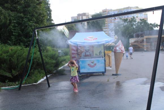В Пензенском зоопарке для посетителей поставили водную арку