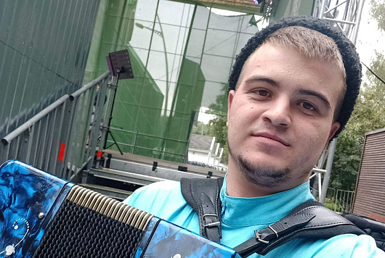 Пензенец Владислав Афонин пошел в окоп с гармошкой