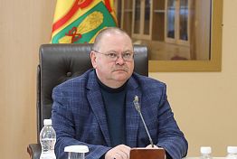 Мельниченко поручил контролировать ход строительства школьных спортплощадок