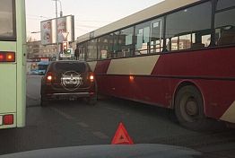 В Терновке столкнулись автобус и легковушка