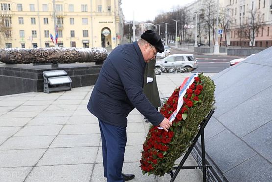 Олег Мельниченко возложил венок к Монументу Победы в Минске