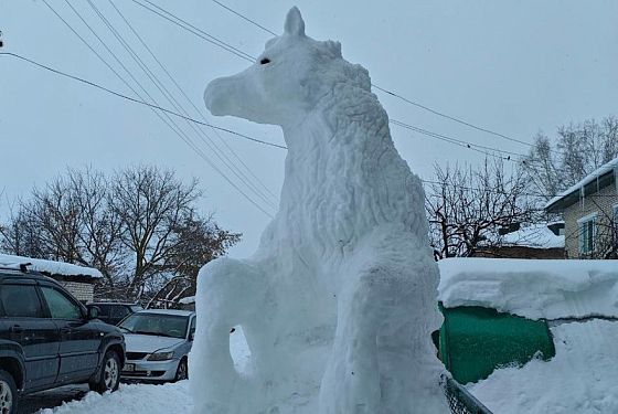 Житель пензенского поселка слепил из снега гигантскую лошадь
