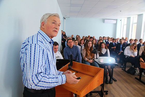 В Пензе школьники и студенты-медики познакомились с известными хирургическими династиями