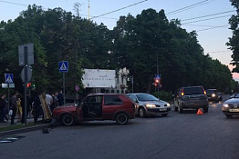 На перекресте ул. Володарского и К. Маркса легковушка въехала в дерево На перекресте ул. Володарского и К. Маркса легковушка въехала в дерево