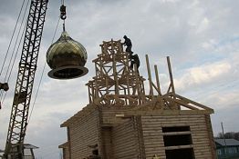 В селе Ключи на храм установлен крест и купол В селе Ключи на храм установлен крест и купол