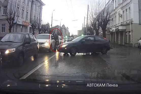 В Пензе «Халк»-водитель кулаком «пробил» себе путь