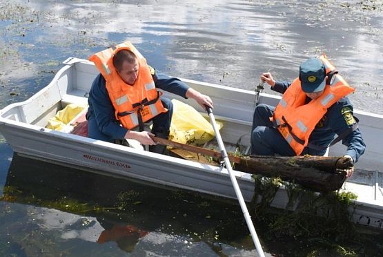 С водной глади Суры убрали упаковки от фастфуда и бутылки