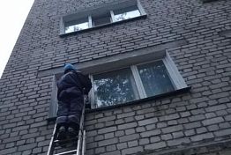 В Пензе спасатели впустили к пенсионерке врачей В Пензе спасатели впустили к пенсионерке врачей