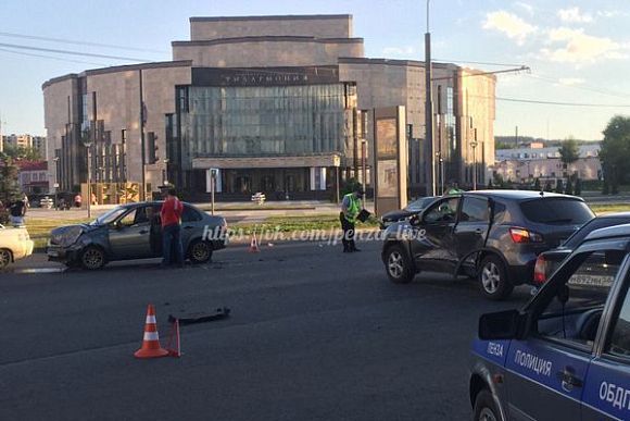 В Пензе напротив филармонии столкнулись два авто, есть пострадавшие