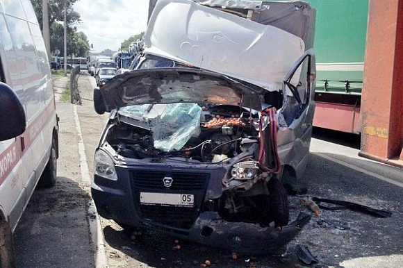 В Пензе водитель не смог выбраться из авто после столкновения с КамАЗом