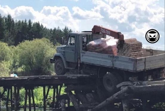 В Бессоновском районе под грузовиком рухнул мост 