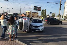 В сети появилось видео ДТП с перевернувшимся авто в Терновке