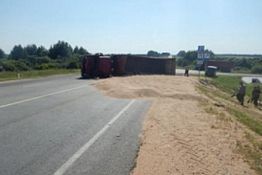 Под Каменкой после столкновения с «Газелью» опрокинулся КамАЗ
