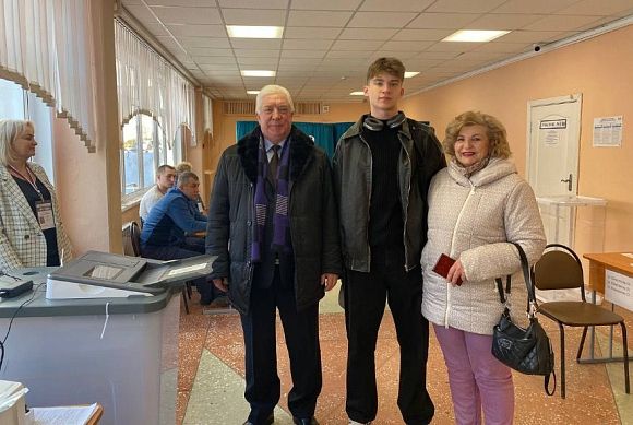 Ректор ПГУ Александр Гуляков пришел на выборы с женой и внуком