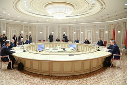 Александр Лукашенко и Олег Мельниченко обсудили экономическое сотрудничество Александр Лукашенко и Олег Мельниченко обсудили экономическое сотрудничество