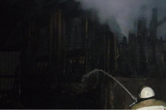 В Лунинском районе дом и надворные постройки тушили 10 пожарных