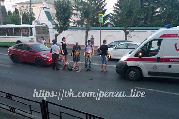 В Пензе на ул. Кирова сбитая девушка осталась лежать на дороге