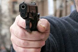 Пьяный сердобчанин с пистолетом отомстил задержавшему его полицейскому Пьяный сердобчанин с пистолетом отомстил задержавшему его полицейскому