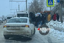 В Пензе на Чаадаева перевернулся легковой автомобиль